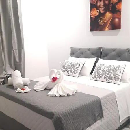 Couette-café Diaz House Airport 3*