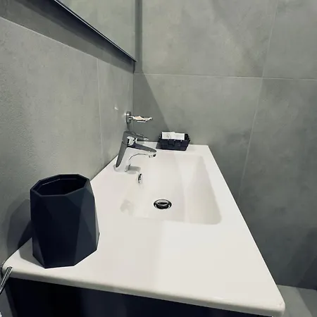Diaz House Airport Couette-café 3*